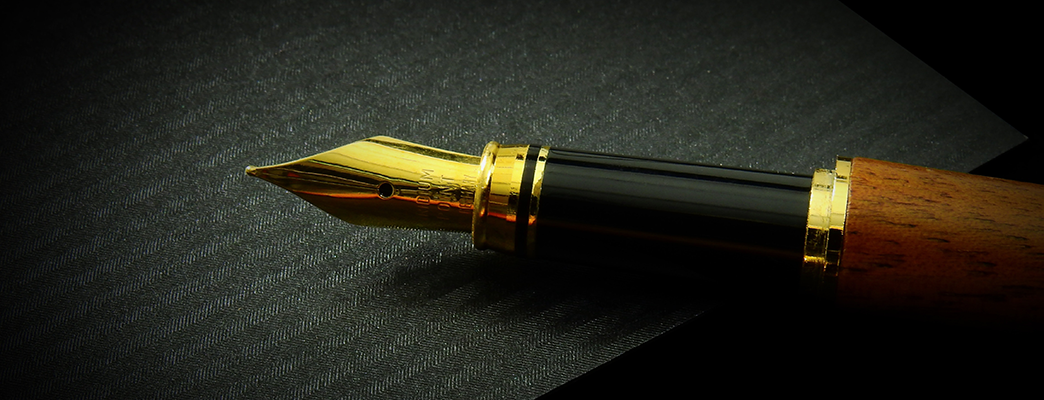 Luxury gold fountain pen macro